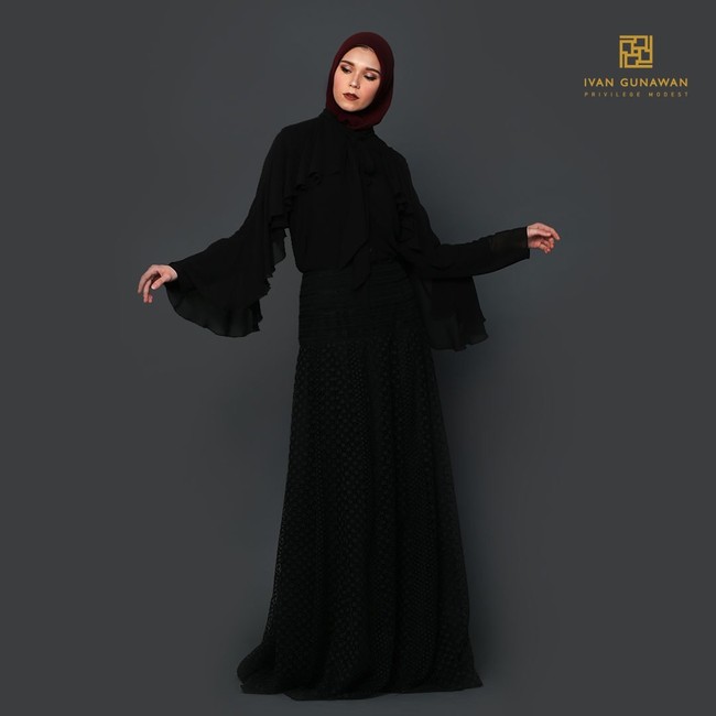 Koleksi Ivan Gunawan Prive terdiri dari kerudung, dress, tunik, outwears, dan bottoms. Semuanya diklaim Ivan dirancang secara esklusif dan diproduksi dalam jumlah terbatas. [Foto: dok. Ivan Gunawan].