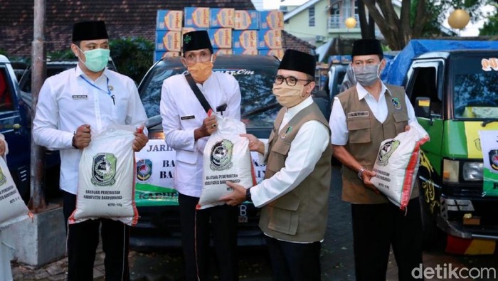 Bupati Anas membagikan sembako kepada warga secara simbolis
