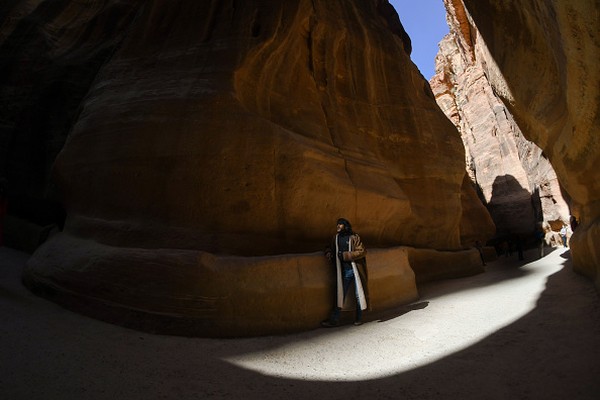 Menurut sejarahwan, Petra memiliki hubungan baik dengan sejarah agama Islam. Walaupun tidak terkait dengan sejarah Kakbah di Mekkah, namun Petra juga kerap dikunjungi orang-orang Muslim dari seluruh bumi. Gunung Harun bernama lain Gunung Hor atau El-Barra ini konon adalah tempat pemakaman Nabi Harun as. Beliau merupakan salah satu dari 25 Nabi yang wajib diimani oleh para muslim. Artur Widak/NurPhoto via Getty Images  Menurut sejarahwan, Petra memiliki hubungan baik dengan sejarah agama Islam. Walaupun tidak terkait dengan sejarah Kakbah di Mekkah, namun Petra juga kerap dikunjungi orang-orang Muslim dari seluruh bumi. Gunung Harun bernama lain Gunung Hor atau El-Barra ini konon adalah tempat pemakaman Nabi Harun as. Beliau merupakan salah satu dari 25 Nabi yang wajib diimani oleh para muslim. Artur Widak/NurPhoto via Getty Images Â