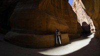 Menurut sejarahwan, Petra memiliki hubungan baik dengan sejarah agama Islam. Walaupun tidak terkait dengan sejarah Kakbah di Mekkah, namun Petra juga kerap dikunjungi orang-orang Muslim dari seluruh bumi. Gunung Harun bernama lain Gunung Hor atau El-Barra ini konon adalah tempat pemakaman Nabi Harun as. Beliau merupakan salah satu dari 25 Nabi yang wajib diimani oleh para muslim. Artur Widak/NurPhoto via Getty Images  