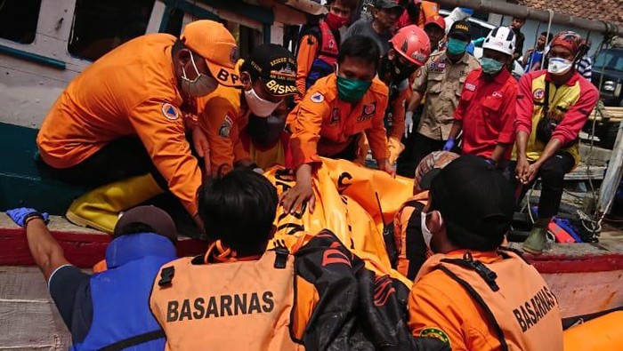 Evakuasi warga Cilegon yang tewas setelah terseret arus kali (Dok. Istimewa)
