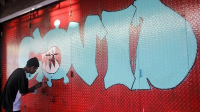 Pintu Pertokoan yang Tutup Ini jadi Media Seni Mural