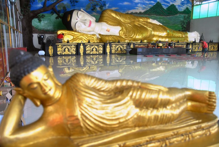 Potret Aktivitas Patung Budha Tidur yang Ditutup Selama PSBB Patung Budha Tidur di Tajurhalang, Kabupaten Bogor, Jawa Barat, ditutup selama PSBB berlangsung. Akibatnya aktivitas keagamaan pada Hari Raya Waisak ditiadakan.