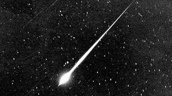 Bola Api Leonid yang cerah ini ditunjukkan selama badai 1966 di langit atas Wrightwood, California. Daun Leonid terjadi setiap tahun atau sekitar 18 November dengan gerimis 10 atau 20 meteor yang melesat di cakrawala setiap jam. (Courtesy Of NASA/Getty Images)