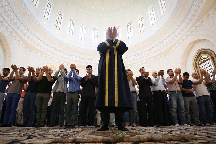Azerbaijan menjadi saksi keharmonisan dua aliran agama Islam Sunni dan Syiah. Di negara itu, penganut kedua aliran Islam tersebut hidup saling berdampingan.