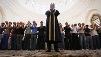 Di masjid seluas 4.200 meter persegi dengan tinggi 55 meter ini, ibadah salat Jumat dilakukan berdampingan antara Syiah dan Sunni. Misalnya, pada pekan pertama, imam Syiah memimpin salat Jumat, kemudian pada pekan kedua imam Sunni yang memimpin. Aziz Karimov/Pacific Press/LightRocket via Getty Images.