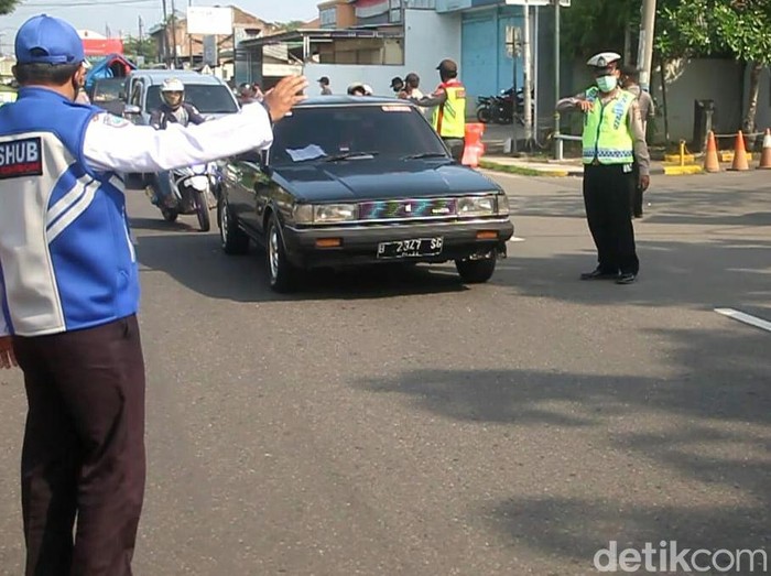Puluhan kendaraan di Pantura diminta putar balik dalam penerapan PSBB hari pertama