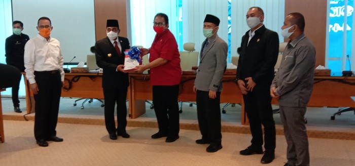 Gubsu Edy Rahmayadi serahkan LKPJ 2019 ke DPRD Sumut (Foto: Ahmad Arfah-detikcom)