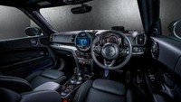 Dari sisi interior, New MINI Countryman Blackheath Edition juga mengusung nuansa serba hitam piano black. Terdapat pula pilihan 12 warna ambient melalui satu toggle.(Foto: BMW Group Indonesia)