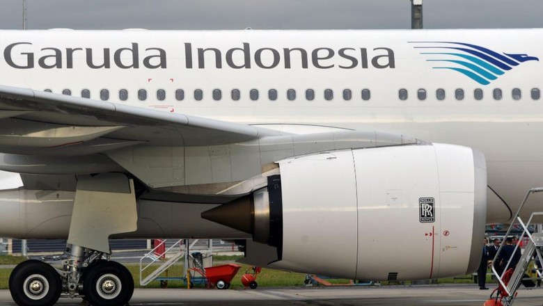 Garuda Indonnesia This illustration picture taken on November 15, 2019 shows the logo of a Garuda Indonesia Airbus A330 aircraft parked on the tarmac at the Airbus delivery center in Colomiers, southwestern France. (Photo by PASCAL PAVANI / AFP)