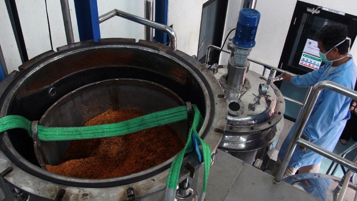 Seorang peniliti dari Lembaga Ilmu Pengetahuan Indonesia (LIPI) melakukan pemekatan ekstrak saat uji Lab obat herbal untuk penyembuhan COVID-19 dan penghambatan pertumbuhan virus corona di Lab Cara Pembuatan Obat Tradisional Baik (CPOTB) Pusat Penelitian Kimia LIPI, Serpong, Tangerang Selatan, Banten, Rabu (6/5/2020). Para peneliti dari LIPI berhasil mengembangkan ramuan tanaman herbal daun Ketepeng dan benalu bermarga dendroptoe sebagai obat penyembuhan COVID-19 dan penghambatan pertumbuhan virus corona, hingga saat ini penemuan tersebut masih dalam proses penelitian dan uji lab yang  tidak lama lagi akan dilakukan uji coba penggunaan. ANTARA FOTO/Muhammad Iqbal/foc.