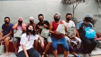 Saat membagikan sembako, ia juga tak lupa mengajak masyarakat berfoto bersama. Foto: Instagram @sintyamarisca