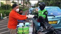 Anggota Komisi I DPR dari Fraksi Partai Golkar (FPG) Dave Laksono bersama jajaran pengurus Kosgoro 1957 membagikan 500 box paket buka puasa untuk diberikan kepada supir taksi dan pengemudi ojek online (Ojol) di wilayah Jakarta Selatan. Foto: Istimewa.
