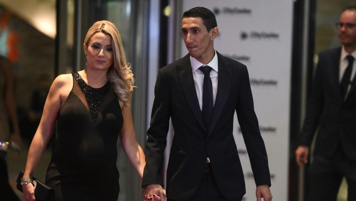 Angel Di Maria bersama sang istri. (Foto: EITAN ABRAMOVICH/AFP)