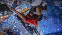 Sejumlah atlet berlatih memanjat tebing di Mess Atlet Panjat Tebing, Kabupaten Batang, Jawa Tengah, Rabu (6/5/2020).