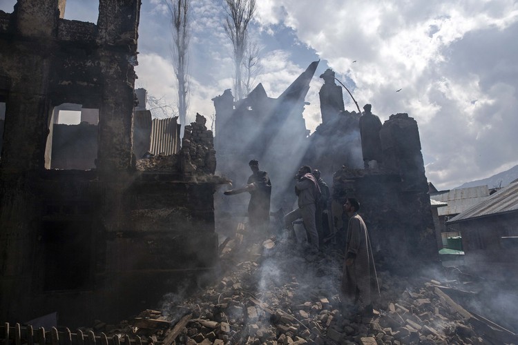 3 Fotografer Associated Press; Dar Yasin, Mukhtar Khan, dan Channi Anand, meraih penghargaan Pulitzer 2020 untuk fotografi fitur. Merikut foto-fotonya.