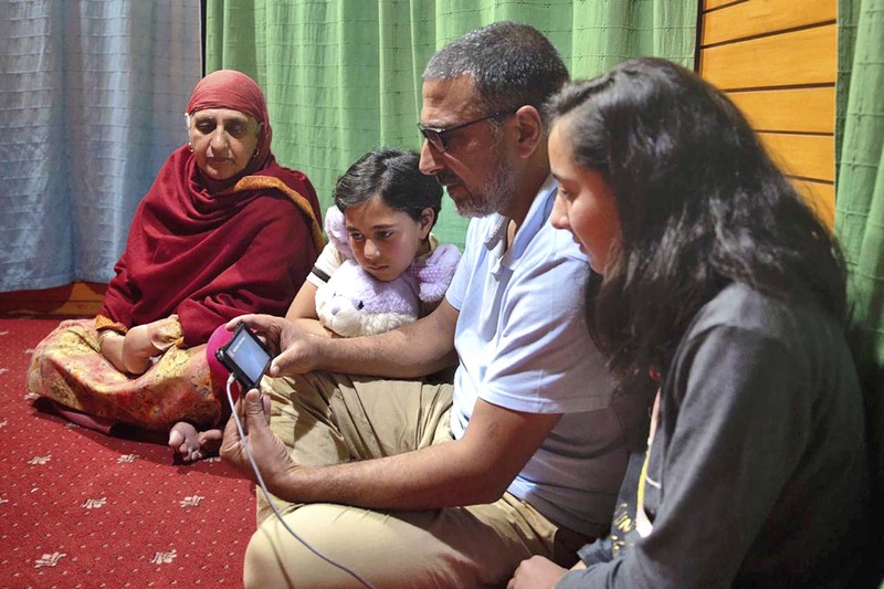 3 Fotografer Associated Press; Dar Yasin, Mukhtar Khan, dan Channi Anand, meraih penghargaan Pulitzer 2020 untuk fotografi fitur. Merikut foto-fotonya.
