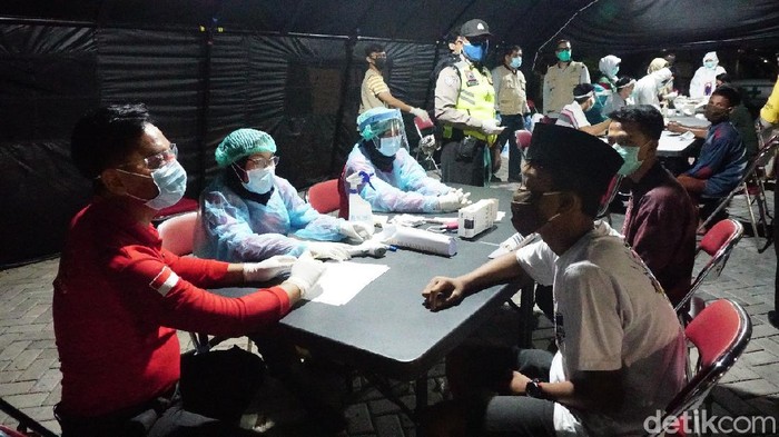 250 Warga Sidoarjo Terjaring PSBB, 5 Orang Positif Corona Versi Rapid Test 250 Warga Sidoarjo Terjaring PSBB, 5 Orang Positif Corona Versi Rapid Test