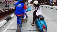 Selain suka kulineran, Sobat ambyar dengan paras cantik ini juga punya jiwa sosial yang tinggi. Ini bukti dirinya saat bagi-bagi sembako. Foto: Instagram @sintyamarisca