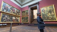 Warga yang mengunjungi museum nampak memandangi lukisan berukuran besar yang ada di museum.  