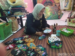 Buat Masker Lukis, Seniman Sidoarjo Untung Belasan Juta Rupiah