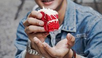  Bikin salah fokus! Pose Dory nyuapin cake ke kamera ini bikin para penggemarnya senang. Foto: Instagram @doryharsa