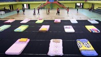 Sejumlah kasur di GOR Tawangalun Banyuwangi ini memang disiapkan untuk para warga yang masih nekat mudik. Deretan kasur itu juga disiapkan tetap dalam protokol kesehatan dengan penerapan physical distancing.