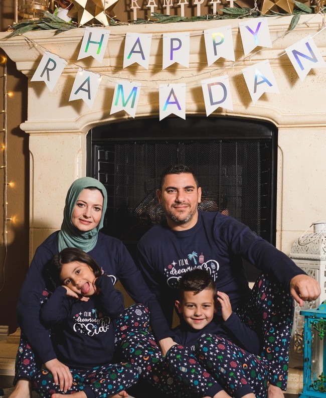  Setelah menikah, pasangan Nicole dan Hasan, dikaruniai dua orang anak. Ia pun kerap membagikan momen kebersamaan keluarganya itu. Seperti dalam foto ini, Nicole mengunggah foto untuk menyambut bulan Ramadhan. Foto: instagram @raisinglilmuslims