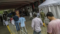 Warga tampak mengantre untuk mengikuti rapid test COVID-19 yang digelar secara gratis. Hal ini guna membantu pemerintah dalam menanggulangi dan percepatan penangan COVID-19 di indonesia.