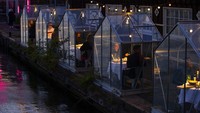 Restoran Mediamatic Belanda membuat konsep tempat makan dengan rumah kaca kecil untuk memisahkan para tamunya