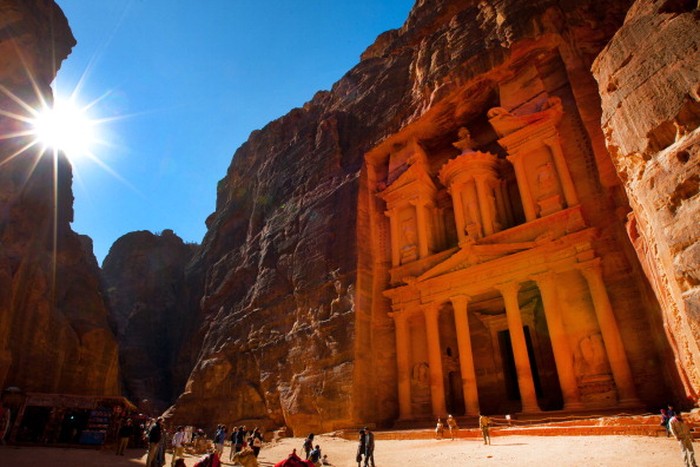 Petra merupakan kota kuno yang menjadi salah satu keajaiban dunia. Kota yang dipahat dari batu ini jadi destinasi wisata yang populer lho di Yordania.On Thursday, February 8, 2019, in Petra, Ma'an Governorate, Jordan. (Photo by Artur Widak/NurPhoto via Getty Images)