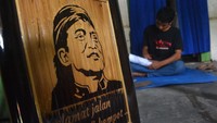 Anang Setyo Pambudi menyelesaikan ukiran pada bambu bergambar wajah almarhum Didi Kempot di Desa Sumberjo, Kabupaten Jombang, Jawa Timur, Rabu (6/5/2020).