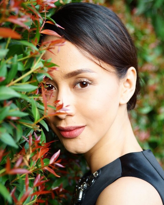 Dua kali dinyatakan positif COVID-19, Chika langsung melakukan lockdown pada dirinya sendiri. Dia tinggal di dalam kamar saja. Aku nggak boleh ke mana-mana. Makan pun menunggu orang rumah langsung diantar ke kamarku. Kegiatanku di dalam kamar terus, itu sedihnya minta ampun. Dua hari itu saya menangis terus. Aku sudah gembar-gembor di media sosial kalau aku sudah sembuh, teman-teman aku sudah memberikan selamat, tuturnya. Foto: instagram @chikamailoa