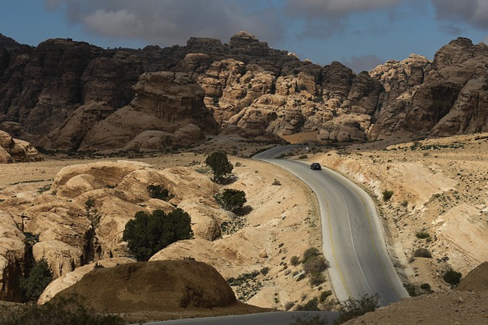 Petra merupakan kota kuno yang menjadi salah satu keajaiban dunia. Kota yang dipahat dari batu ini jadi destinasi wisata yang populer lho di Yordania.On Thursday, February 8, 2019, in Petra, Maan Governorate, Jordan. (Photo by Artur Widak/NurPhoto via Getty Images)