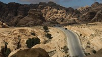 Petra merupakan ibukota bagi Kerajaan Nabatean karena menjadi pusat pemerintahan, ekonomi, dan peradaban, maka Petra harus dibangun secara proporsional. Selain itu lokasinya yang srategis yang berbatasan langsung dengan tebing dan pergunungan salah satunya adalah Jabal Harun (Gunung Harun) setinggi 1.350 meter menjadi puncak tertinggi di kawasan tersebut.  Artur Widak/NurPhoto via Getty Images