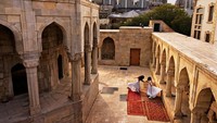 Meski memiliki populasi mayoritas Muslim, Azerbaijan adalah negara sekuler. Uni Soviet yang sempat berkuasa memberikan dampak besar terhadap sekularisme di negara ini. Reza/Getty Images.
