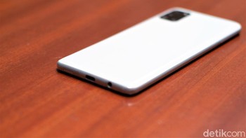 Kapasitas baterainya besar, yakni 5.000 mAh yang didukung fast charging 15 watt dan USB Type C. (Foto: Adi Fida Rahman/detikINET)