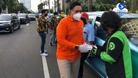 Pembagian paket menu buka puasa itu sebagai bentuk kepedulian Kosgoro 1957 kepada masyarakat yang menjalankan ibadah puasa yang terdampak Covid-19 terutama para pekerja harian. Foto: Istimewa.