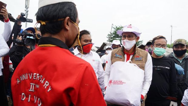 Sandiaga Uno bagikan sembako bersama Ketum Jokowi Mania Immanuel Ebenezer
