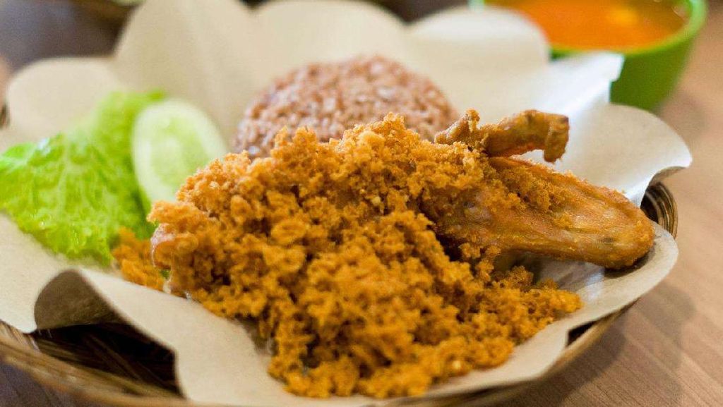 Enak Pol! 5 Ayam Goreng Maknyus di Surabaya Buat Santap Siang