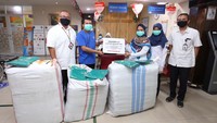 Corporate Secretary Bahana PUI, Dewa Agung Rudy (kedua kiri) didampingi Corporate Communication I Gde Suhendra (kiri) saat menyerahkan bantuan kepada Kepala Puskesmas Kecamatan Ciracas Sunersi Handayani (kedua kanan) di Ciracas Jakarta, Rabu (6/5/2020). Foto: Istimewa.