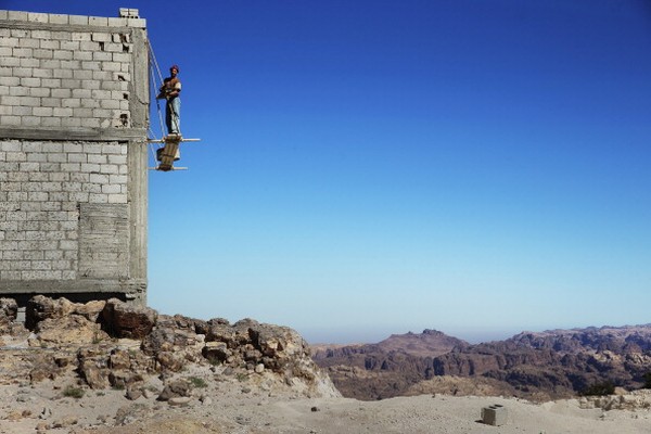 Menurut peneliti bangsa yang membangun istana megah di petra itu adalah bangsa Nabatean. Bangsa ini adalah penduduk asli dari Arab Barat Laut. Mereka hidup secara nomaden (berpindah-pindah) selayaknya masyarakat di zaman kuno. Bangsa Nabatean ini baru membuat sebuah kerajaan pada abad 312 SM. Seiring waktu, Kerajaan ini pun berkembang pesat hingga membuahkan karya peninggalan semegah Petra. Adam Pretty/Getty Images Menurut peneliti bangsa yang membangun istana megah di petra itu adalah bangsa Nabatean. Bangsa ini adalah penduduk asli dari Arab Barat Laut. Mereka hidup secara nomaden (berpindah-pindah) selayaknya masyarakat di zaman kuno. Bangsa Nabatean ini baru membuat sebuah kerajaan pada abad 312 SM. Seiring waktu, Kerajaan ini pun berkembang pesat hingga membuahkan karya peninggalan semegah Petra. Adam Pretty/Getty Images