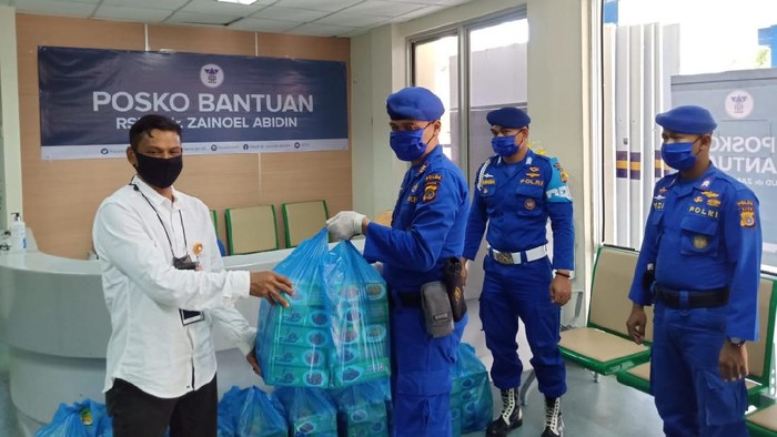 Dukung Nakes Tangani Corona, Polisi Aceh Antar Makanan Buka Puasa ke RS