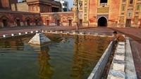 Masjid tersebut dibangun oleh Syekh Ilamud din al-An shari alias Wazir Khan.