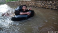 Dengan bermodalkan ban bekas, anak-anak ini  memanfaatkannya untuk menelusuri aliran irigasi yang panjangnya kurang lebih 15 meter.