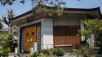 Pimpinan Kuil Koukokuji, Yajima Taijun menunjukan tata cara berdoa di dalam rumah abu. 