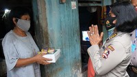 Di sekitar STIK masih banyak warga dan masyarakat yang terdampak wabah COVID-19 dan perlu diperhatikan. Untuk itu Polwan mengajak mitra dan masyarakat untuk saling melindungi.  dok. STIK