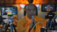 Perayaan Waisak di  Vihara Dhanagun, Suryakencana, Kota Bogor, Jawa Barat, juga dilakukan secara online.