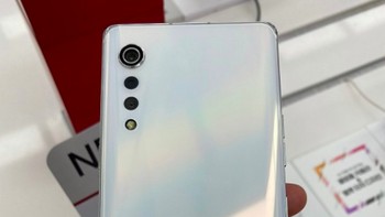 RAM-nya 8 GB, didukung kapasitas penyimpanan 128 GB yang bisa ditambah hingga dengan microSD card. Foto: GSM Arena