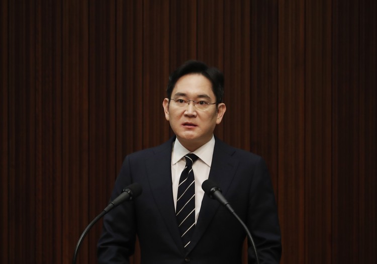 Samsung Electronics Vice Chairman Lee Jae-yong attends a news conference at a companys office building in Seoul, South Korea, Wednesday, May 6, 2020. Lee on Wednesday issued a statement of remorse but offered no clear admission of wrongdoing over his alleged involvement in a 2016 corruption scandal that spurred massive street protests and sent South Korea’s then-president to prison. (Kim Hong-Ji/Pool Photo via AP)